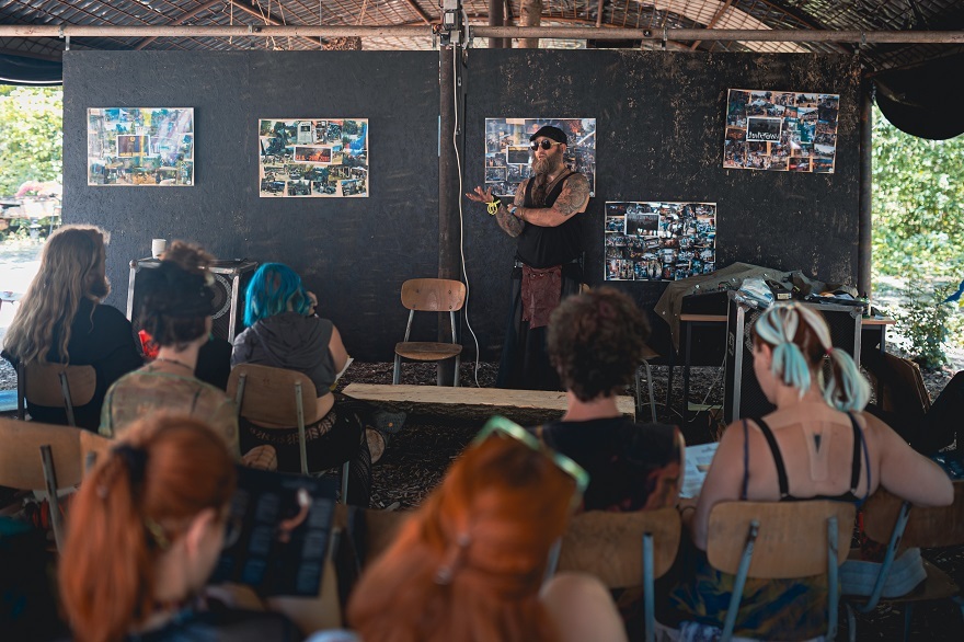 Přednáška FouSageho o tattoopunktuře na Cybertownu, po které následovala názorná ukázka. Zdroj foto: Lenka Kopečková, se svolením FouSage 1 r6a 7154