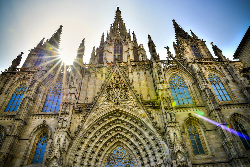 Katedrálami si nepyšní jen Barcelona, ale i Sevilla, Santiago de Compostela, Valencie nebo Madrid. Katedrálami si nepyšní jen Barcelona, ale i Sevilla, Santiago de Compostela, Valencie nebo Madrid.