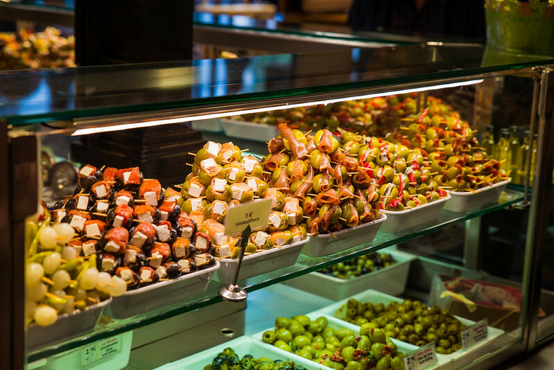 Španělská šunka, olivy, tapas... vše čerstvé a vždy chutné. Španělská šunka, olivy, tapas... vše čerstvé a vždy chutné.