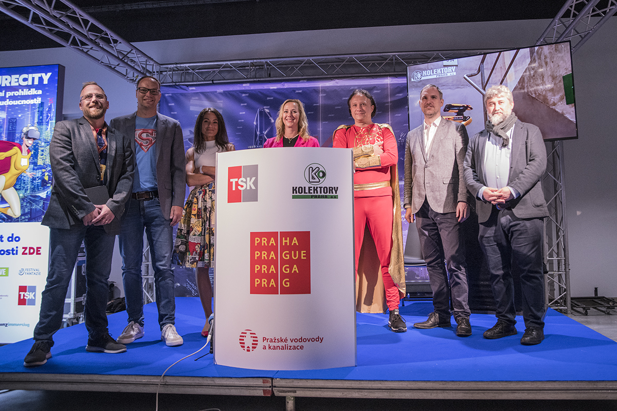 Zahájení výstavy FutureCity. Zleva Pavel Koutský (ComicCon), Filip Hájek (TSK), Barbora Švecová (Kolektory Praha), Jana Komrsková (náměstkyně primátora), PVK man (cosplayer), Zdeněk Hřib (náměstek primátora), Michal Hroza (radní hl. m. Prahy). (zdroj: ComicCon Prague) 6 comiccon zs futurecity