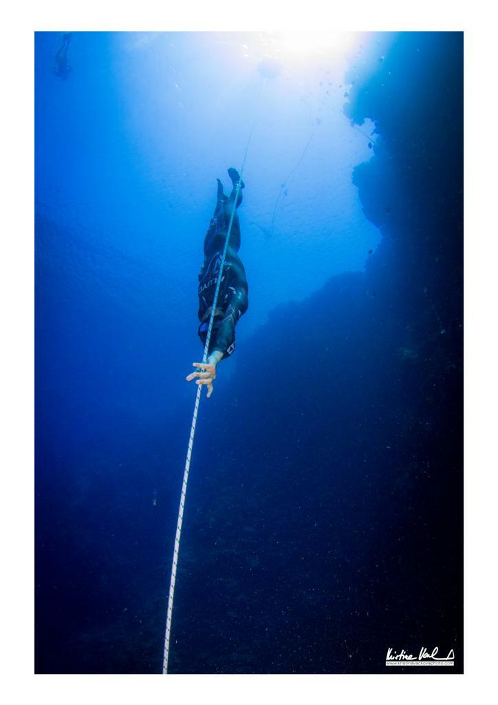 Alessia Zecchini při „rozcvičce" na pokus o zdolání The Arch. Blue Hole, 22. 7. 2017. (zdroj: Kristina Vacková) alessia