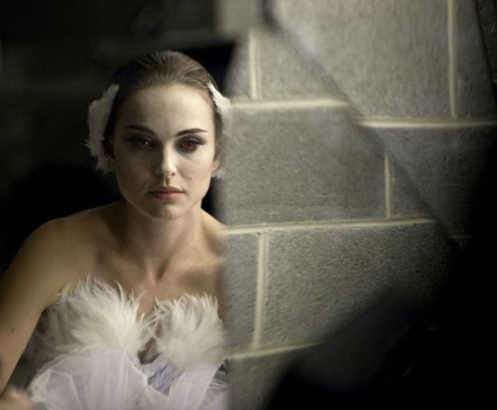 Natalie Portmanová ve filmu Černá labuť. (zdroj: ČSFD) cerna labut