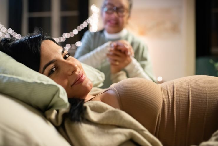 Porodní asistentka je ženě k dispozici před, během i po porodu. doula