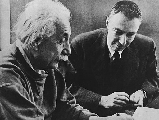 Robert Oppenheimer, Albert Einstein. (zdroj: Wikimedia Commons) einstein oppenheimer