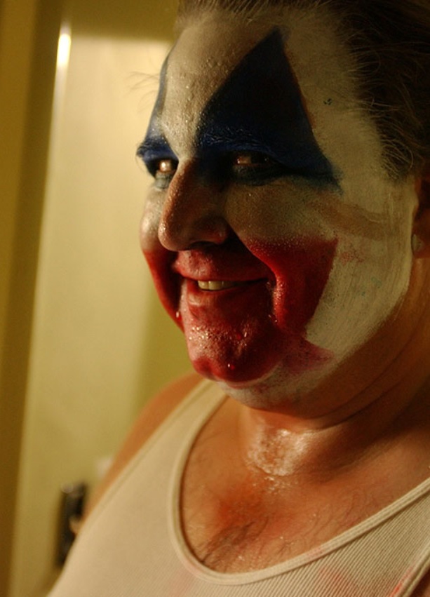 Mark Holton jako John Wayne Gacy ve filmu „Gacy". (zdroj: ČSFD) gacy