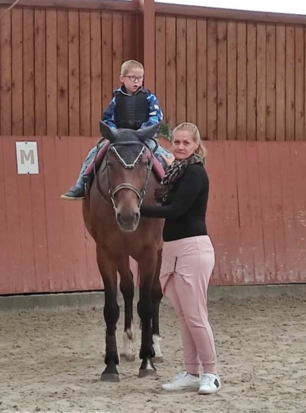 Jízdu na koni má Kubík rád. kubik s maminkou u koni