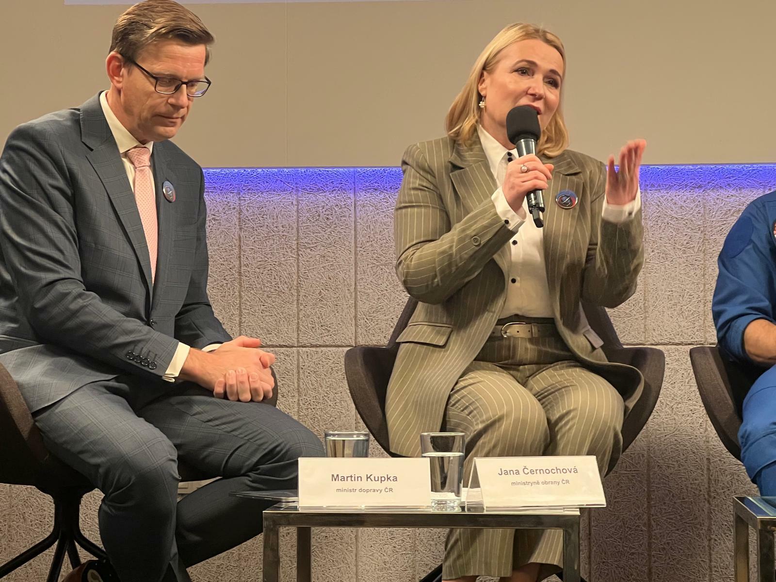 Tiskové konference se zúčastnila i ministryně obrany Jana Černochová a ministr dopravy Martin Kupka. kupkacernochova