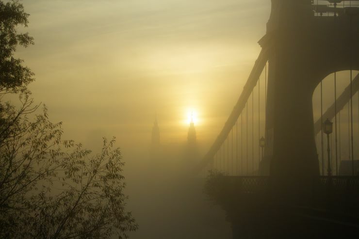 „Mlhavý" západ slunce v Londýně. london