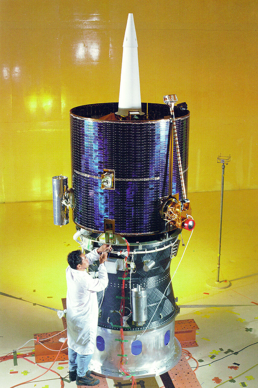 Sonda Lunar Prospector. (zdroj: Wikimedia Commons) lunar prospector in clean room gpn 2000 001543