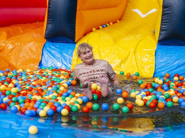 Být znovu bezstarostným dítětem je povoleno! (foto: Bezva parta) m seniori6
