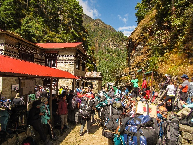Turisty napěchovaný kontrolní bod treku do základního tábora Mount Everestu. (zdroj: Shutterstock) m shutterstock 1329477227