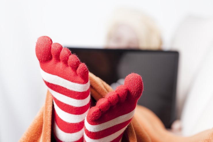 Pokud chcete nohám dopřát wellness nebo se lépe vyspat, ponožek se rozhodně vzdávat nemusíte. (zdroj: Shutterstock) m shutterstock 136085294