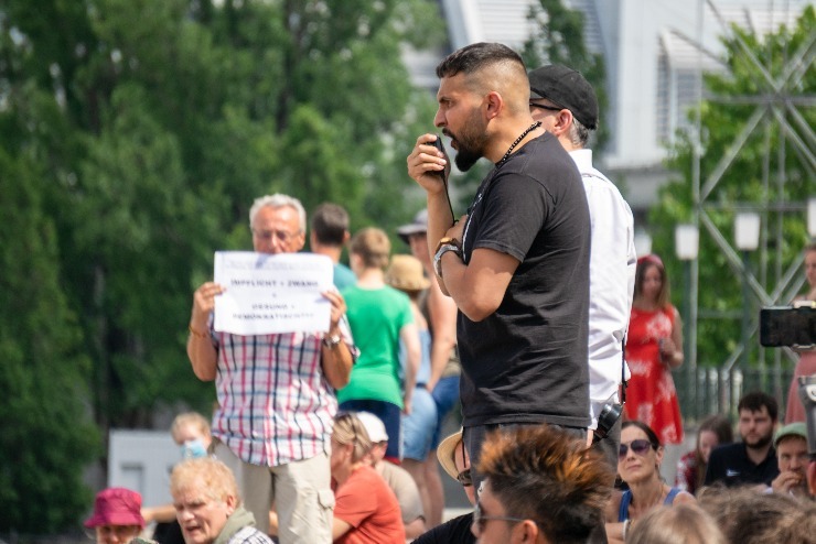 Attila Hindmann na demonstraci proti covidovým opatřením v Berlíně, 2020. (zdroj: Shutterstock) m shutterstock 1764794570