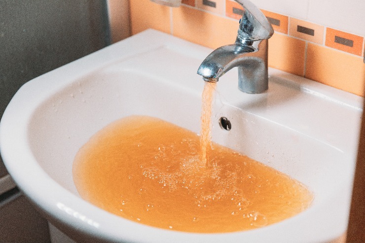 Bohužel poměrně častý jev. O chuti takové vody toho ani příliš vědět nechceme. (zdroj: Shutterstock) m shutterstock 2002623041 1