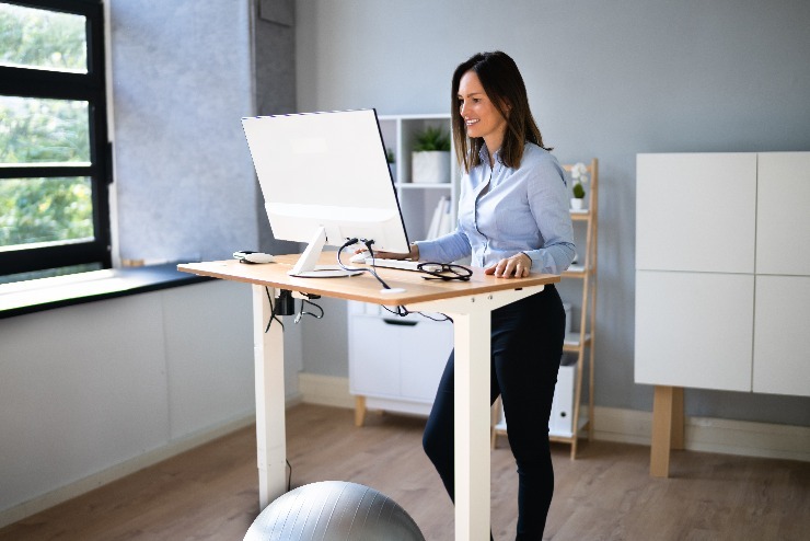 Výšku pracovní plochy můžete podle potřeby přizpůsobovat. (zdroj: Shutterstock) m shutterstock 2066251763