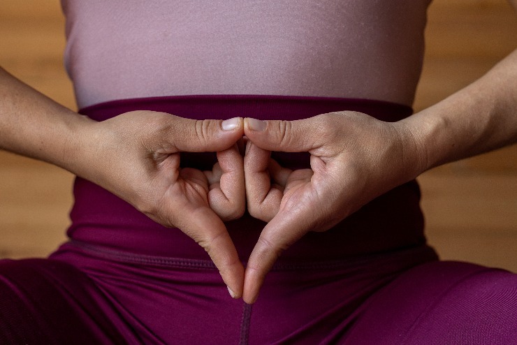 Yoni mudra: jedna z mála, které jsou určeny ženám. Podporuje vnímání vnitřní bohyně, sílu stvoření a transformace. (zdroj: Shutterstock)