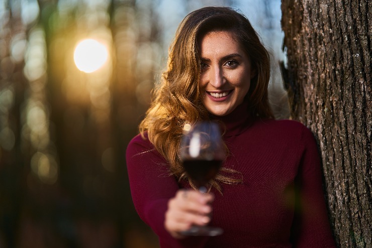 Když alkohol ovládne vaše myšlení, brzy nato začne ovládat i tělo. m shutterstock 2229764973