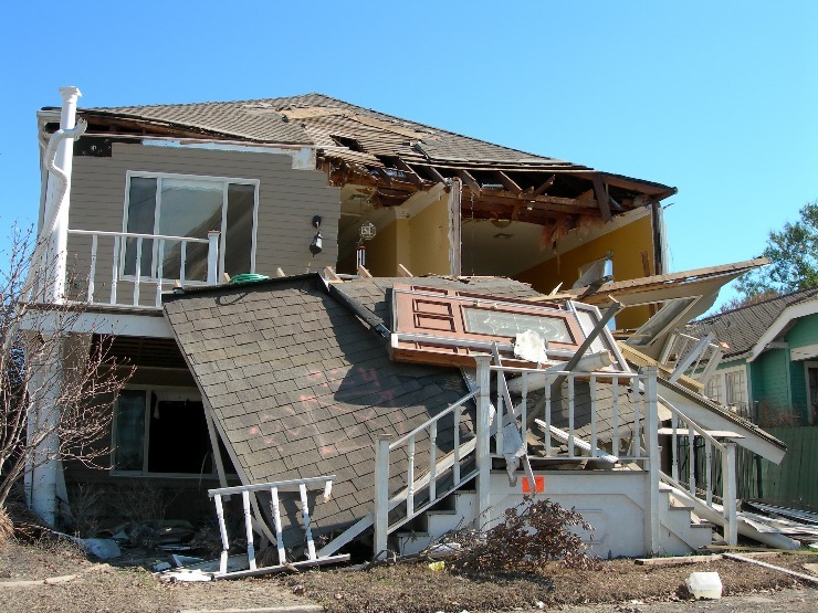 Následky hurikánu Katrina v rezidenční čtvrti. (zdroj: Shutterstock) m shutterstock 720672