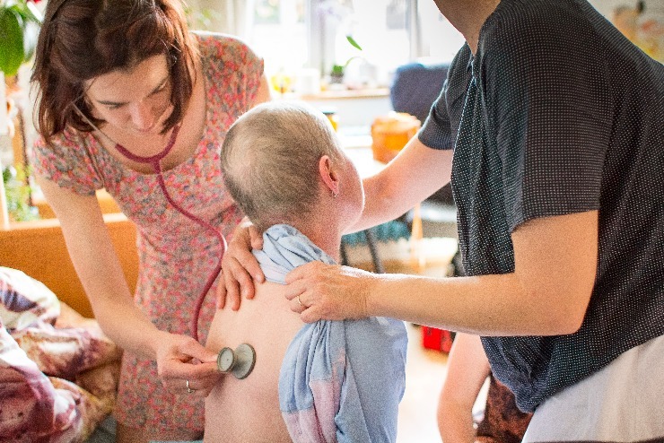 U pacientky domácího hospicu Cesta domů. (zdroj: Daniela Dahlien Neumannová / Cesta domů, se svolením) m u pacientky domaciho hospice cesta domu foto daniela dahlien neumanova.jpg