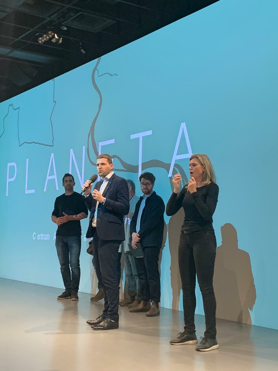 Tlumočení vystoupení ministra životního prostředí Petra Hladíka na výstavě Centra architektury a městského plánování s názvem Planeta. obrazek whatsapp 2024 04 12 v 14.54.36 41c0397f