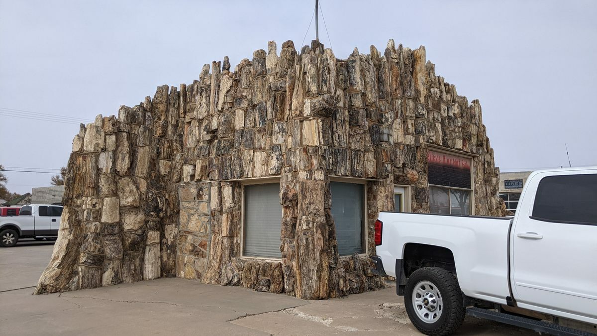 Dům ze zkamenělého dřeva, Lamar, Colorado. (zdroj: Mike Walker/Atlas Obscura) petriwood