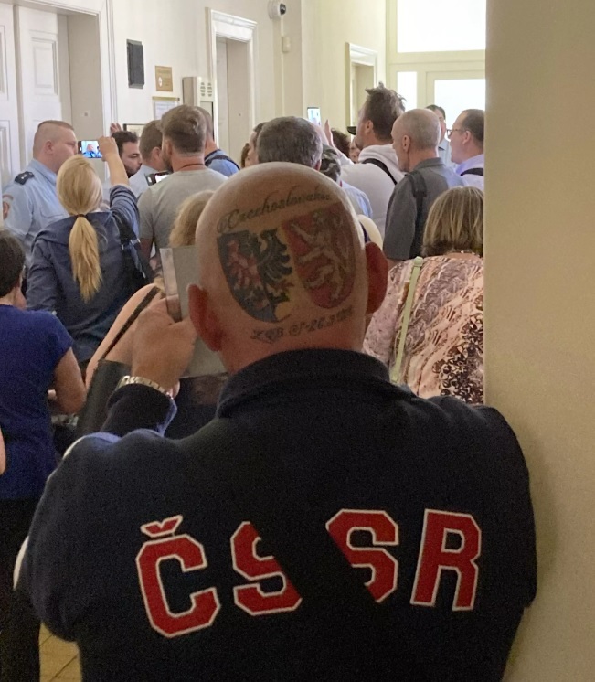 Příznivci Jany Peterkové u soudu. (zdroj: HN) priznivce