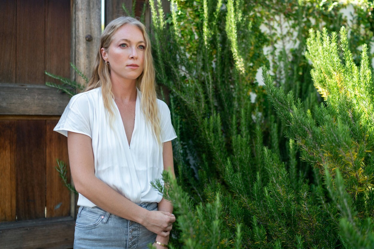 India Oxenberg před svým domem v americkém Brentwoodu. (zdroj: Profimedia) profimedia 0623705539