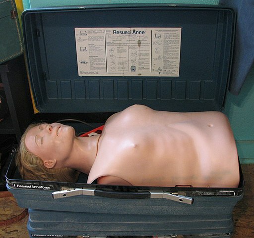 Resusci Anne. (zdroj: Wikimedia Commons) resusci anne cpr dummy