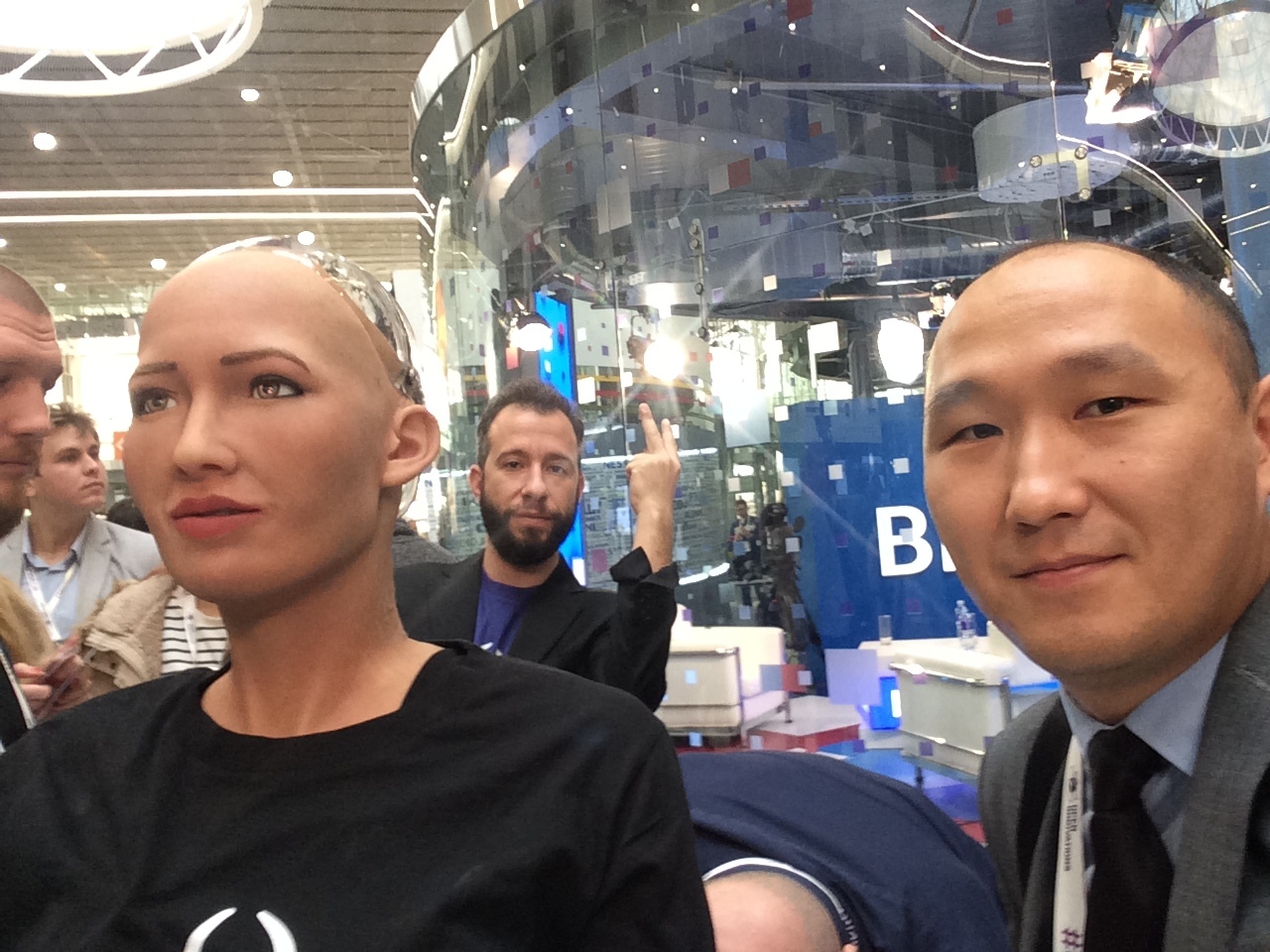 Sofie, obklopená fanoušky. (zdroj: Wikimedia Commons) robot sophie