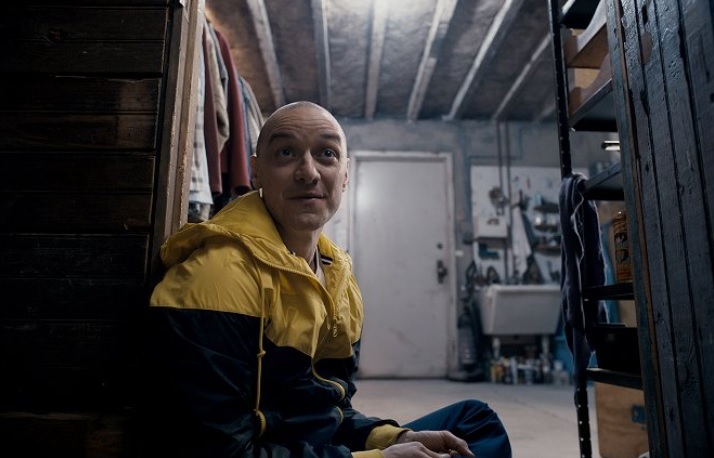 Tématu rozpolcené osobnosti se věnují i filmoví tvůrci, např. v thrilleru Split s Jamesem McAvoyem v hlavní roli. (zdroj: ČSFD) rozpolceny