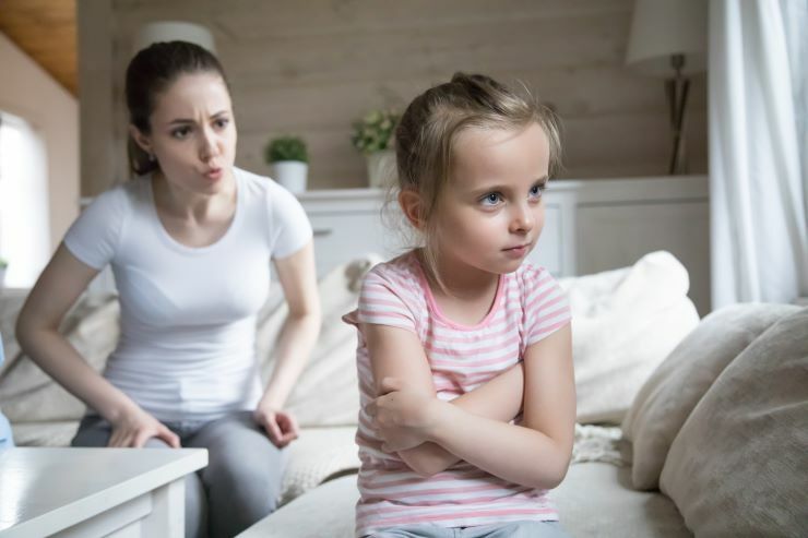 Snaží-li se jeden z rodičů si dítě získat absencí pravidel v jeho domácnosti, prokazuje dítěti medvědí službu. shutterstock 1202588503
