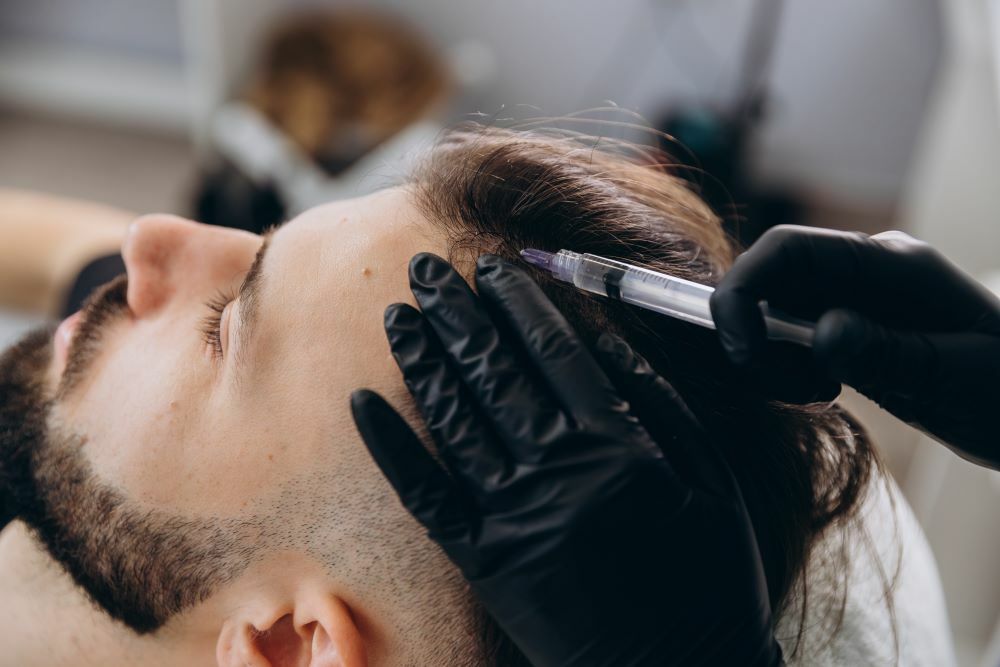 Míra diskomfortu při aplikaci je individuální, využívají se znecitlivující prostředky. (foto: Shutterstock) shutterstock 2199062503