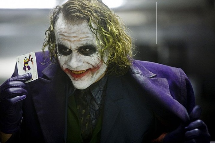 Heath Ledger jako Joker. (zdroj: ČSFD) temny rytir