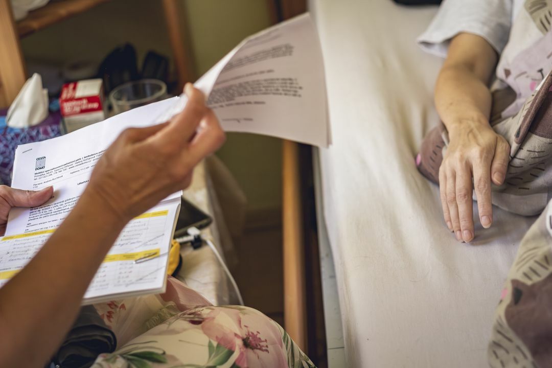 U pacientky domácího hospicu Cesta domů. (zdroj: Daiela Dahlien Neumannová / Cesta domů, se svolením) u pacientky domaciho hospice cesta domu foto daniela dahlien neumanova.jpg.jpg hd