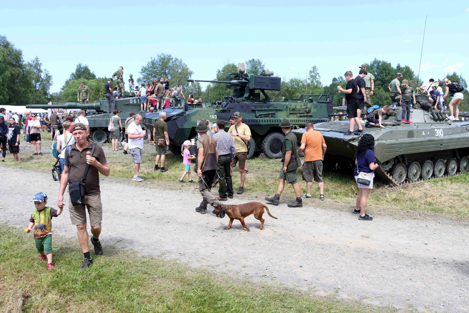 vojenska technika byla cely den v oblezeni
