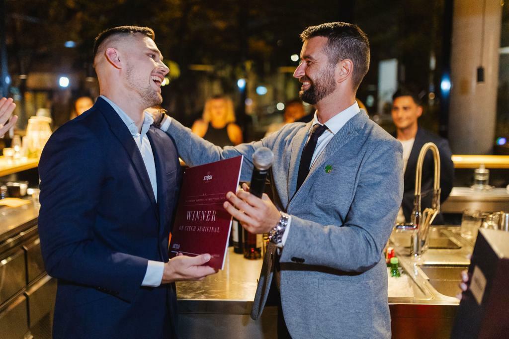 Adam Bohuněk přebírá cenu Ron Abuello cocktail battle. (zdroj: se svolením Adama Bohuňka) whatsapp image 2023 10 15 at 20.09.52 1