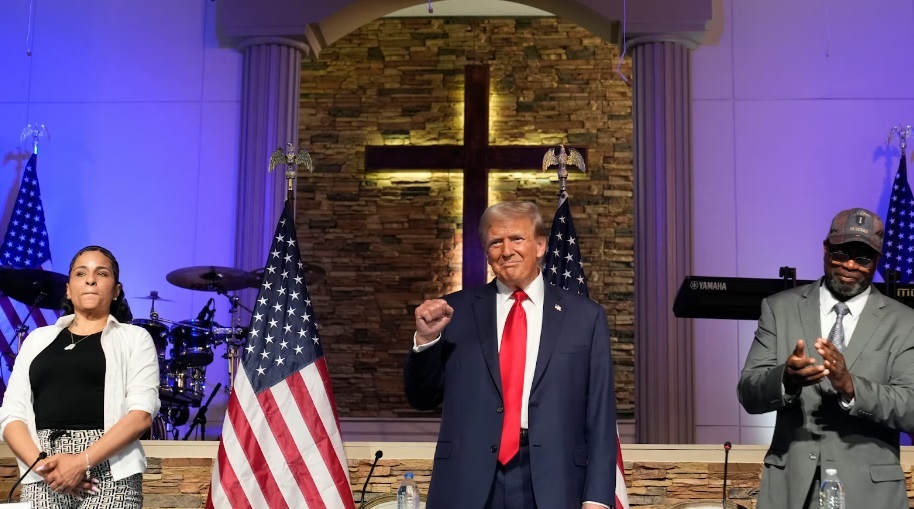 Donald Trump dokonce vydává vlastní edici Biblí. whitesharia1