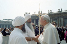 Yogi Bhajan při setkání s papežem Janem Pavlem II. ve Vatikánu, 1984. (foto: Shutterstock) yogi bhajan and john paul ii