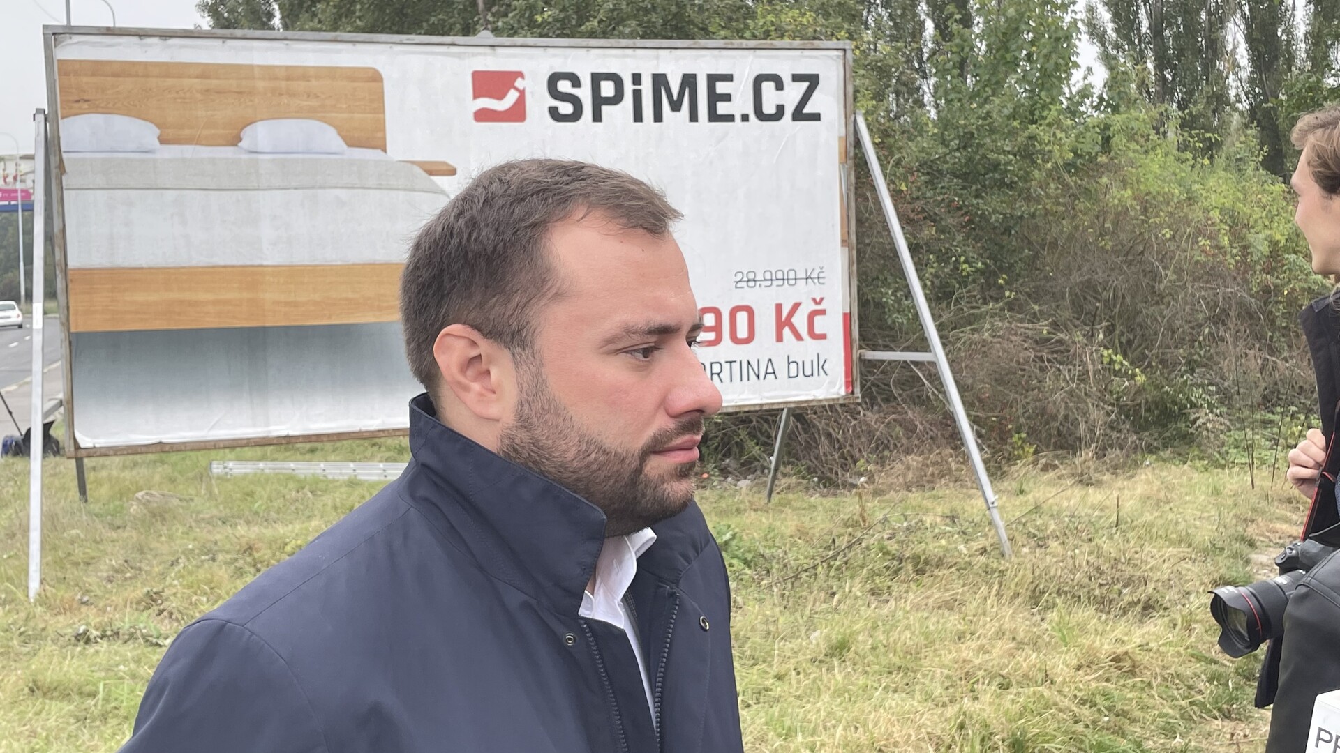 Radní Jan Chabr před nelegálním billboardem, který má před sebou poslední minuty "výstavního života" (foto: Zdeněk Strnad) img 5390