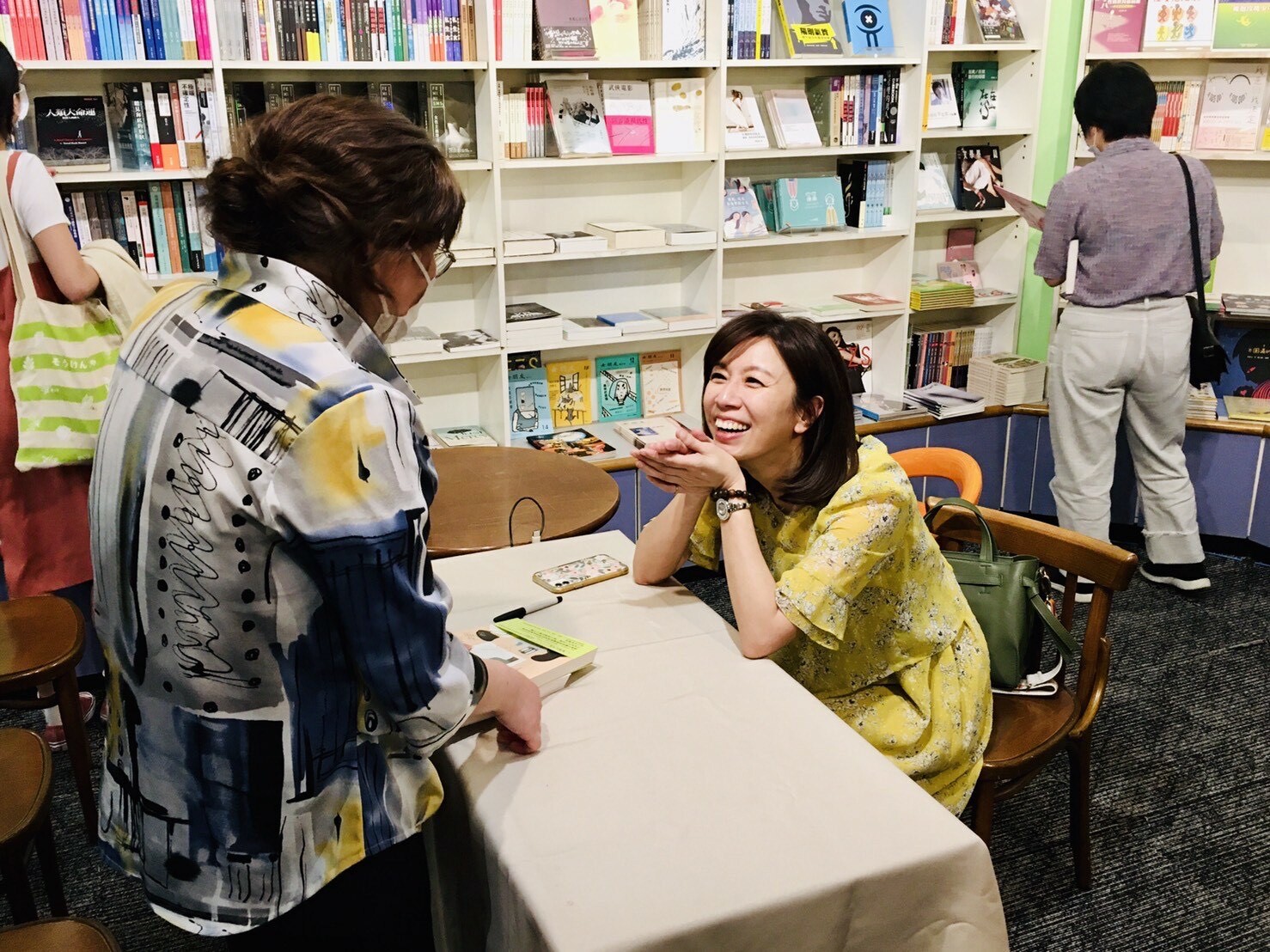 Lin Ching-Yi během autogramiády knihy, která pojednává nejen o ženských právech (zdroj: archiv Lin Ching-Yi) Lin Ching-Yi při autogramiádě jedné ze svých knih