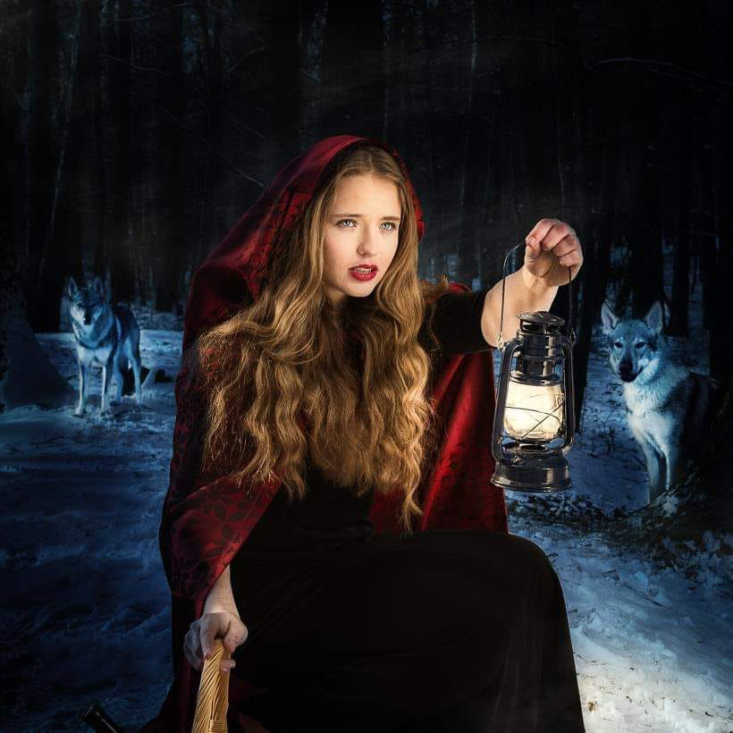 Silná žena se nebojí ničeho. Ani vlků. Bojovnice Martina každopádně ráda předvádí také šaty. Zde na snímku módního fotografa Jindřicha Knebla martina ptackova karkulka nologo