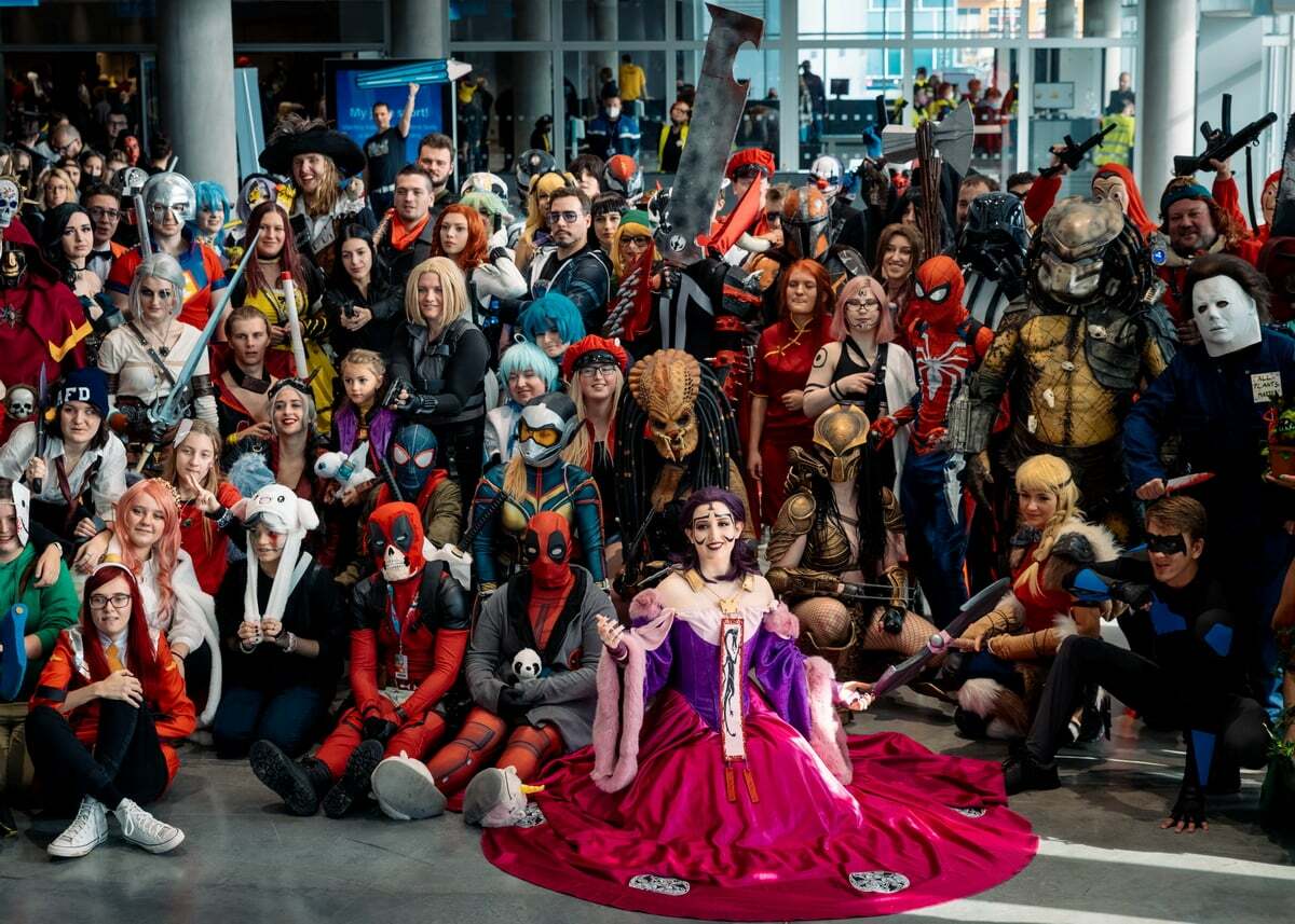Společná fotografie z ComicConu 2021. Schválně, kolik postav poznáte? comiccon many