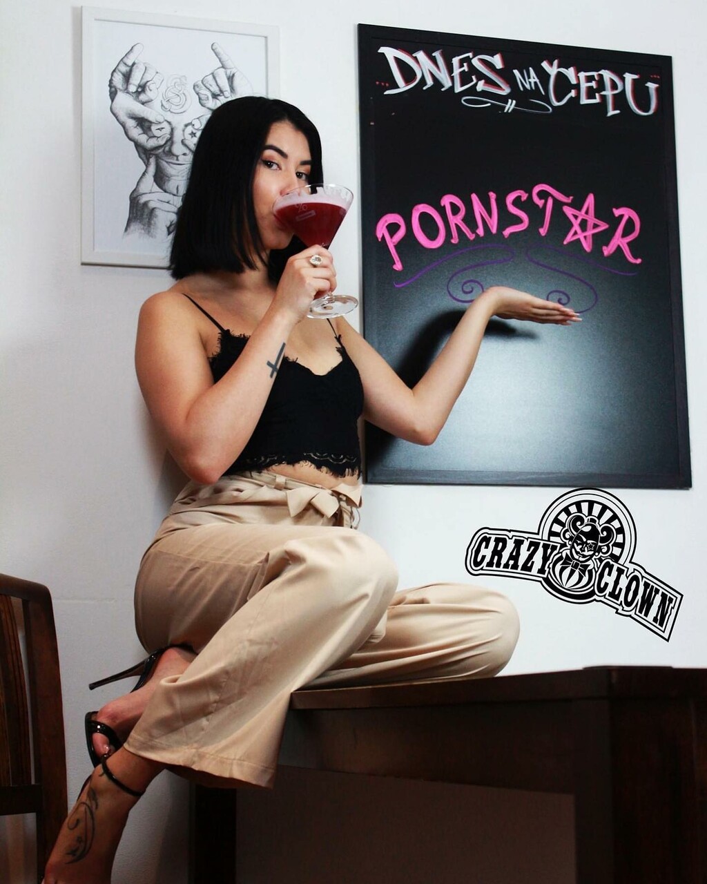 Borůvkový kyseláč se skořicí s názvem Pornstar pokřtila - pornstar Lady Dee. (Foto: archív Crazy Clown) ladyd