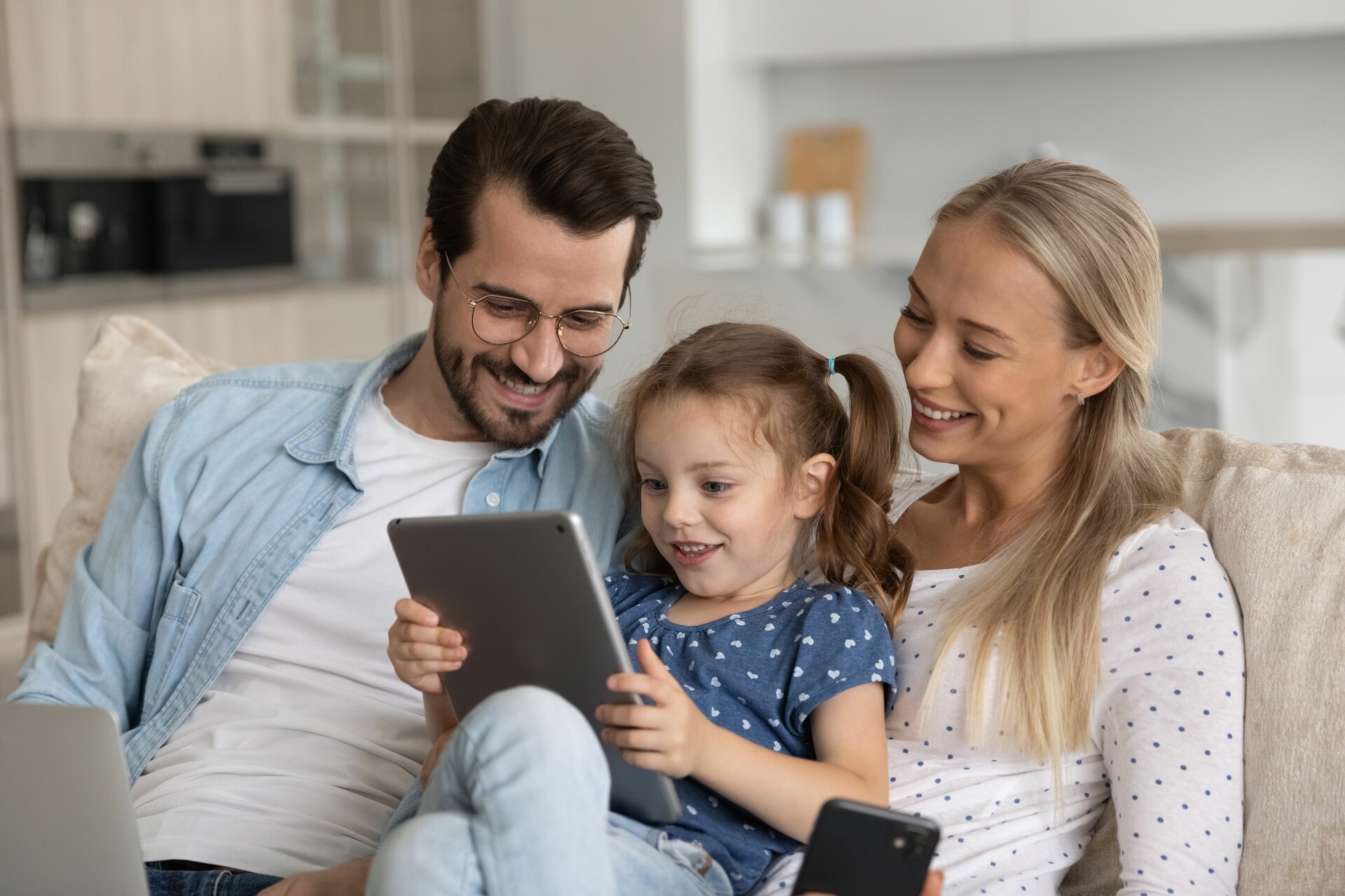 Mladí lidé, kteří mají chytré telefony a přístup k internetu, mají kvalitnější život v mnoha měřitelných ohledech. Technologie nemusíte ani milovat, ani obdivovat, stačí, když se na ně podíváte bez kognitivního pesimistického zkreslení. genzkid parents