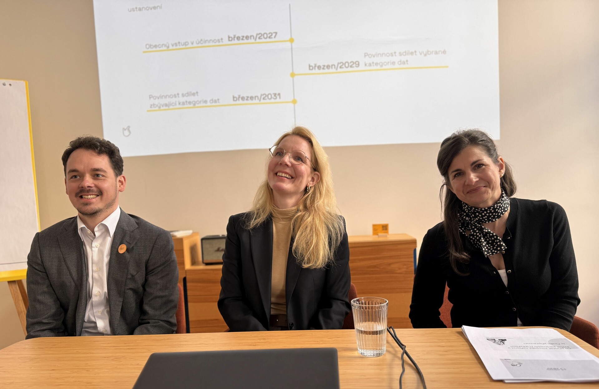 Na fotografii zleva: Petr Čermák, bývalý zdravotní atašé při Stálém zastoupení ČR při EU, Barbora Dubanská, expertka na právo ve zdravotnictví a členka správní rady Ministra zdraví, Klára Jiráková, koordinátorka IT projektů Kraje Vysočina a Národního kontaktního místa pro elektronické zdravotnictví ministr zdravi