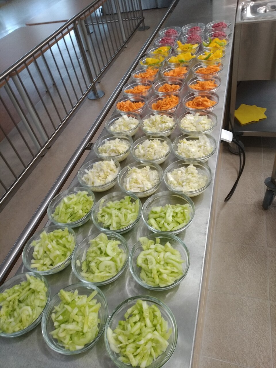 Jíme i očima - to je zásada, na kterou myslí na 1.ZŠ Šumperk při přípravě čerstvé zeleniny pro děti. (foto: se svolením) salatjednicka