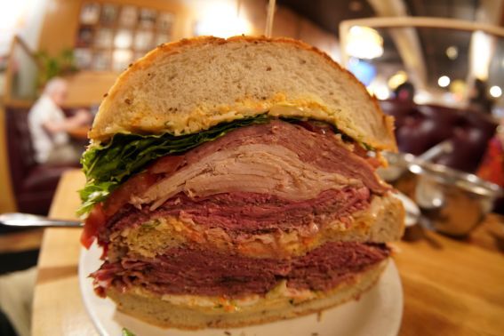 Takový běžný burger sendvič z newyorského bistra... (foto: Shutterstock) shutterstock 2201847329