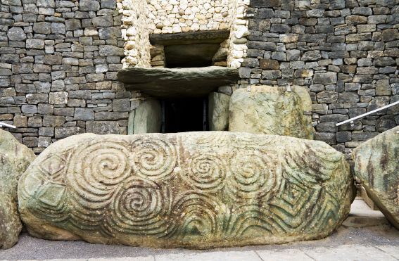 Spirály u vchodu do neolitického monumentu Newgrange. (foto: Shutterstock) shutterstock 27409651