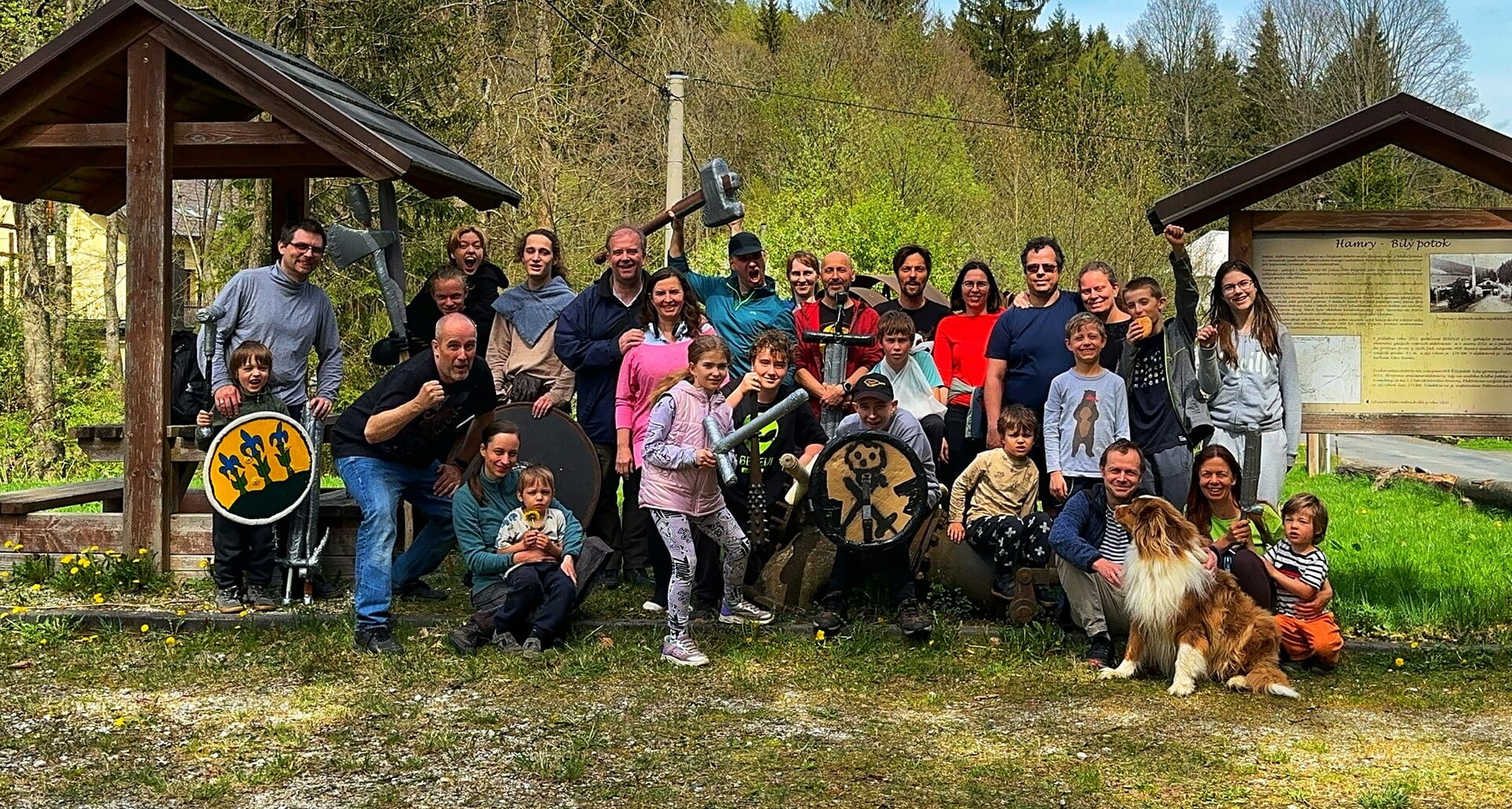 Kromě jiného se Iva věnuje také LARPu, což je způsob, jak příběh zažít na vlastní kůži, a to doslova. (Iva druhá zprava dole, na fotce najdete i autora článku) iva3