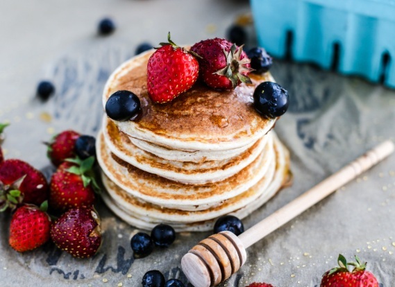 Ovesné lívance s tvarohem, ovocem a medem. Dobrou chuť! (foto: Shutterstock) pancakes